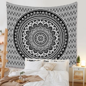 Détail d'une tapisserie mandala noir et blanc accrochée au mur de la chambre