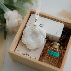 Set regalo con ciondolo in cera di camelia e profumo in scatola di legno