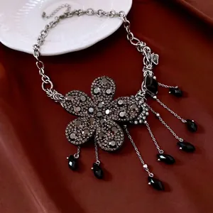 Collier gothique avec pendentif fleur argentée, strass sombres et fines chaînettes