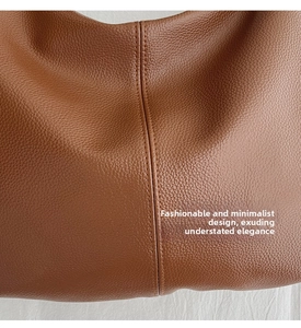 Detailaufnahme der hochwertigen Lychee-Lederstruktur und vertikalen Nähte an der Tasche