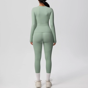 Vue arrière d'un ensemble de yoga vert menthe avec haut ajusté et coutures amincissantes