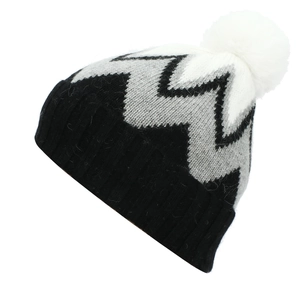 Bonnet en tricot rayé d'hiver avec pompon en fausse fourrure blanche et revers côtelé noir