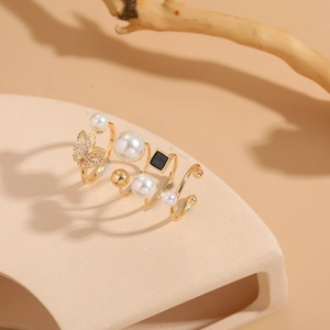 Makroaufnahme von 14K vergoldetem Ringset mit Perlen, Zirkonia und Schmetterlingsdesign
