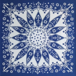 Detailliertes Muster eines blau-weißen Baumwoll-Bandanas mit nautischen Anker-Motiven