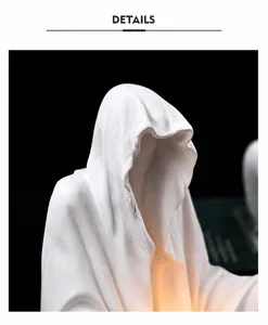 Détail de la sculpture de fantôme en résine blanche avec texture mate et éclairage LED