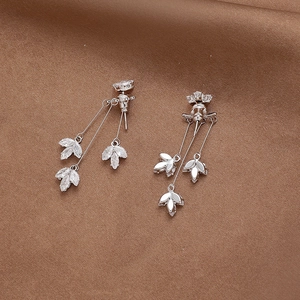 Detaillierte Makroansicht der silbernen Blätter-Ohrringe mit Marquise-Zirkonia-Steinen