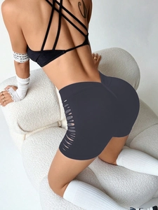 Détail du short de yoga gris foncé avec découpes latérales et taille haute gainante