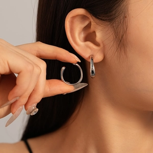 Boucles d'oreilles créoles géométriques argentées au fini métal liquide brillant pour femmes