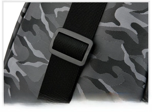 Détail de la boucle de sangle réglable sur le sac bandoulière Oxford camouflage