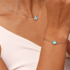 Détail macro de l'ensemble collier et bracelet en opale bleue et oxydes de zirconium