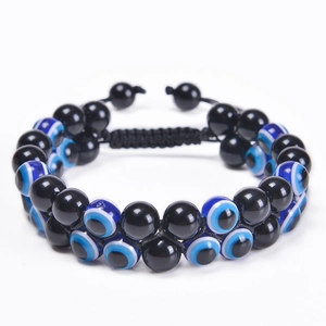 Détail du bracelet tressé double couche avec œil de tigre et perles d'œil maléfique