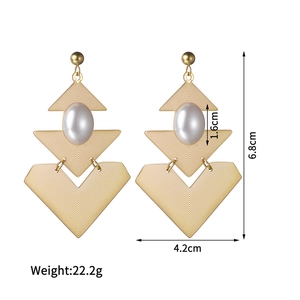 Golden geometric earrings with white pearls and 6.8cm length measurements