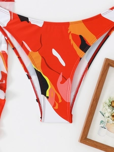 Dettaglio dello slip bikini a vita alta con stampa astratta colorata su tessuto elastico