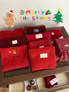 Plano detalle de bufandas de punto rojas de lana y cachemira para regalos de Navidad y Año Nuevo