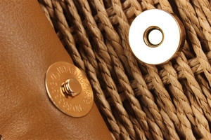 Détail de la texture en corde de papier tissée et du cuir marron avec fermoir magnétique