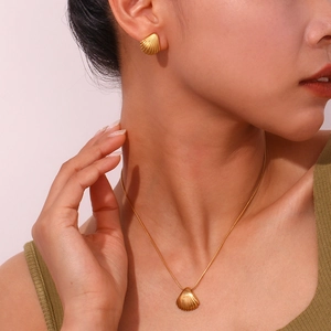 Set collana con ciondolo a conchiglia dorata e orecchini a lobo coordinati