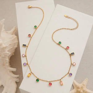 Collana in acciaio al titanio dorato con cristalli colorati su scatola regalo bianca