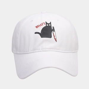 Detailaufnahme der weißen Baumwoll-Baseballkappe mit lustigem schwarze Katze Druck