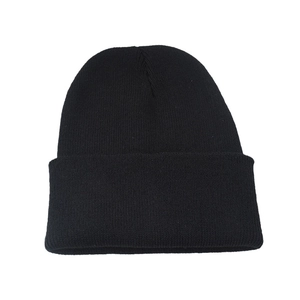 Bonnet en tricot noir classique au design épuré pour une chaleur hivernale optimale