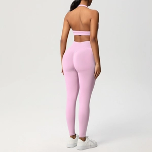 Vista posteriore del set yoga in maglia rosa con reggiseno sportivo e leggings effetto push-up