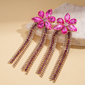 Boucles d'oreilles fleur strass rose avec longues chaînes dorées et cristaux brillants