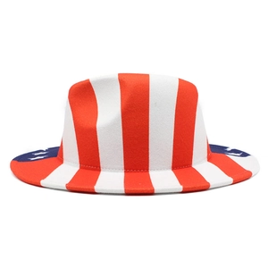Détail du motif drapeau américain sur un chapeau fedora structuré avec étoiles et rayures