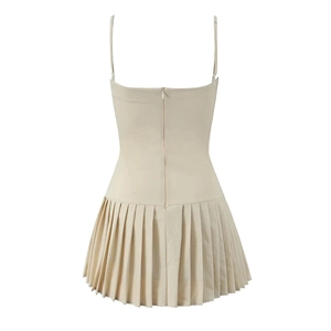 Detail des beige Faltenkleids mit unsichtbarem Reißverschluss und Rücken-Taille