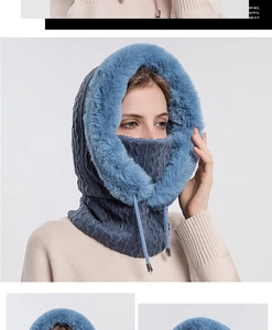Détail de la cagoule d'hiver bleue avec bordure en fausse fourrure et col en maille torsadée