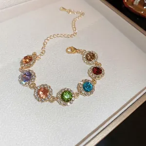 Bracelet pierres précieuses colorées avec chaîne dorée et accents en cristal