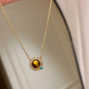 Collier en plaqué or 18k avec œil de tigre, perle turquoise et détails en diamant