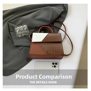 Vue détaillée du mini sac à main en cuir contrasté à côté d'un smartphone moderne