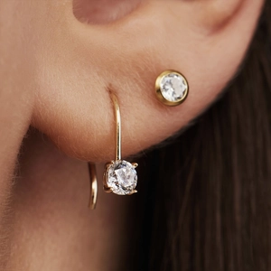 Detailed view of S925 silver gold-plated C-shaped earrings with sparkling cubic zirconia