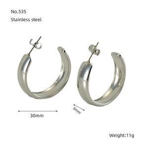Détail de boucles d'oreilles en C argentées en acier inoxydable avec mesures de 30 mm