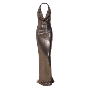 Robe longue licou élégante avec décolleté en V profond et effet plissé métallique