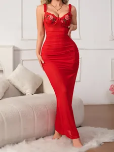 Dettaglio ricamo floreale rosso e tessuto a rete arricciato su un abito sottoveste sexy