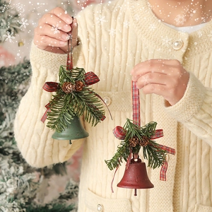 Adornos navideños de campana con agujas de pino artificiales y lazos de cuadros