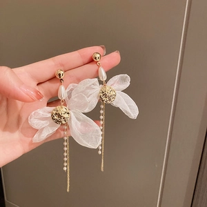 Elegant white fabric flower tassel earrings with pearls and hammered gold finish