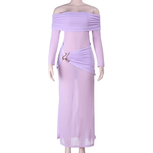 Detail von hellviolettem Netzkleid mit schulterfreiem Ausschnitt und goldener U-Tailienschnalle