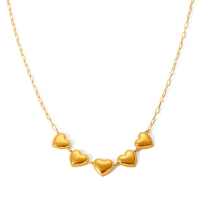 Dettaglio di una collana in acciaio dorato con cinque ciondoli a cuore su catena a maglie