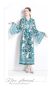 Détail de robe longue à col en V avec imprimé floral porcelaine et ceinture assortie