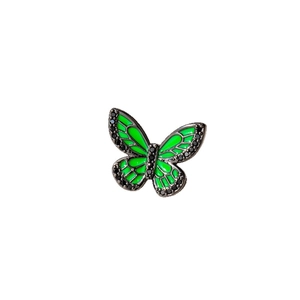 Broche papillon vintage française en émail vert avec pierres noires sur fond blanc
