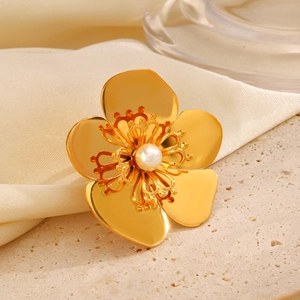 Bague fleur dorée exagérée avec incrustation de perles sur fond de tissu et de pierre