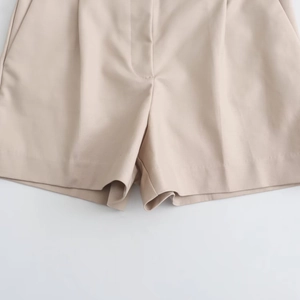 Gros plan sur la texture du sergé beige et la finition lisse du short décontracté