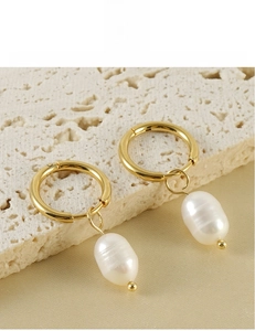 Dettaglio di orecchini di perle placcati oro 18K con certificazioni senza piombo e nichel