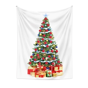 Dettaglio di un arazzo di albero di Natale con scatole regalo e ornamenti festivi