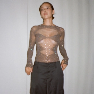 Gros plan du body marron-gris transparent avec strass scintillants et détails évidés