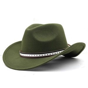 Detail eines dunkelgrünen Wollfilzhutes mit sternverziertem Metallic-Dekorband für Damen