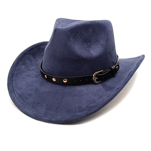 Détail d'un chapeau de cowboy bleu foncé en suédine avec bandeau noir à rivets dorés
