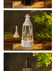 Dettaglio della lanterna con palla di neve a faro vintage con luce LED e scene natalizie