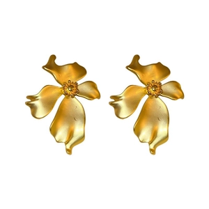 Elegant gold flower earrings with a matte metallic finish in a stylish floral design